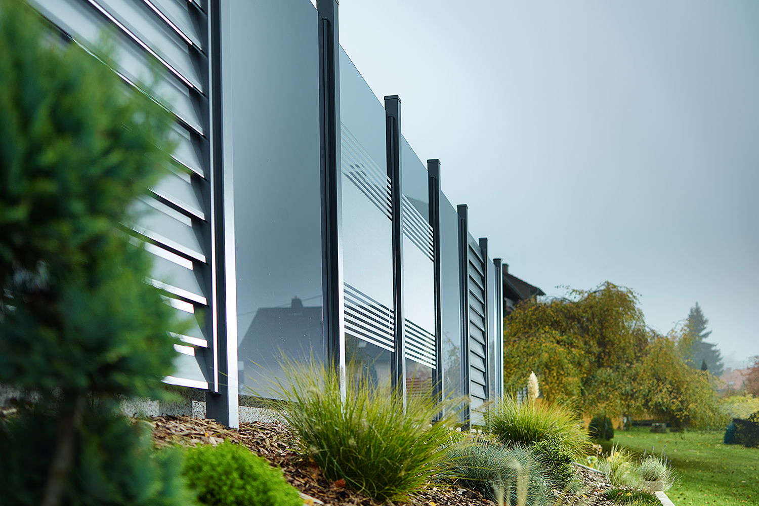 Glass fencing with aluminium sections