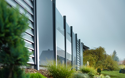 Glass fencing with aluminium sections